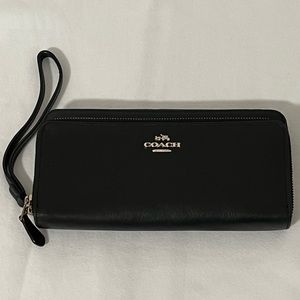 Coach Long Women’s Wallet/Wristlet in Black (Double Zip)